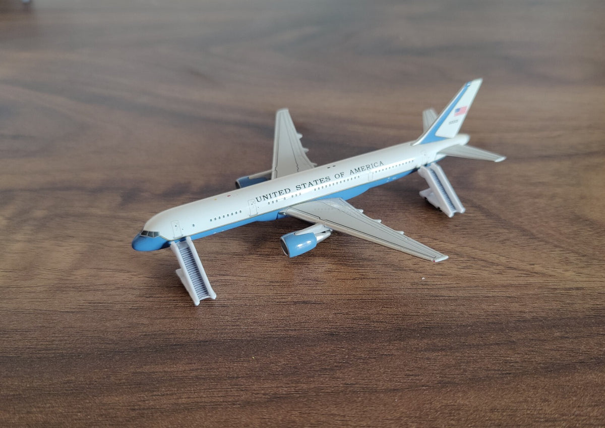 10x Narrowbody Aircraft Stairs Airport GSE Vehicles 1:400 Scale Diorama