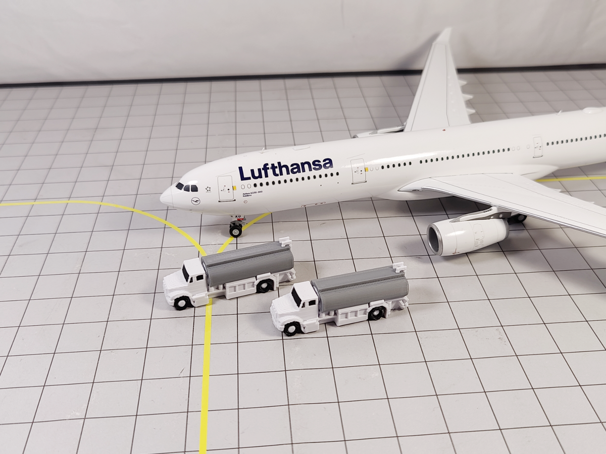 4x Refuelling Fuel Trucks US Style Airport GSE Service Vehicles 1:200 Scale