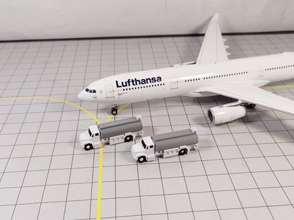 4x Refuelling Fuel Trucks US Style Airport GSE Service Vehicles 1:200 Scale