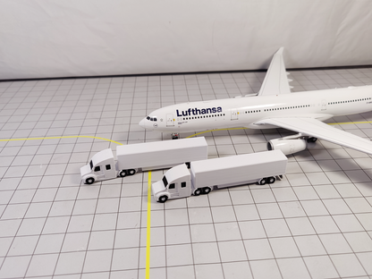 4x Trucks US style (Rotating) Airport GSE Service Vehicles 1:200 Scale Diorama