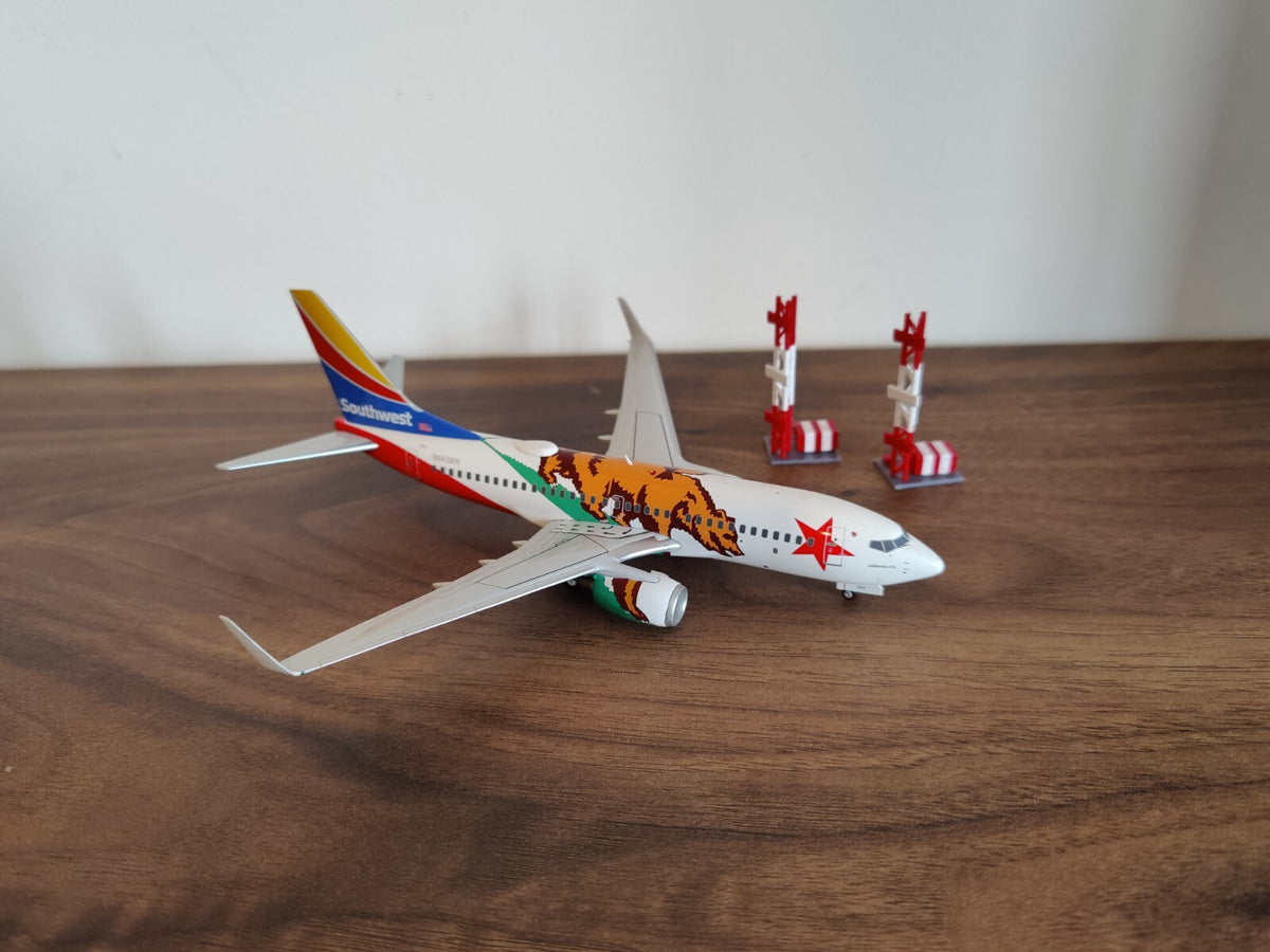 2x Red & White ILS Antenna Towers Aircraft Building Scenery Models 1:200 Scale