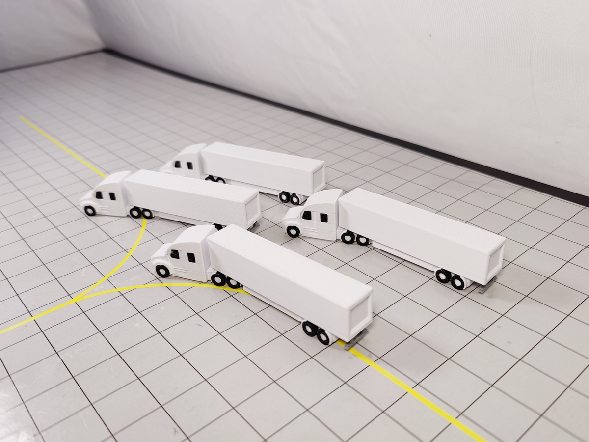 4x Trucks US style (Rotating) Airport GSE Service Vehicles 1:200 Scale Diorama
