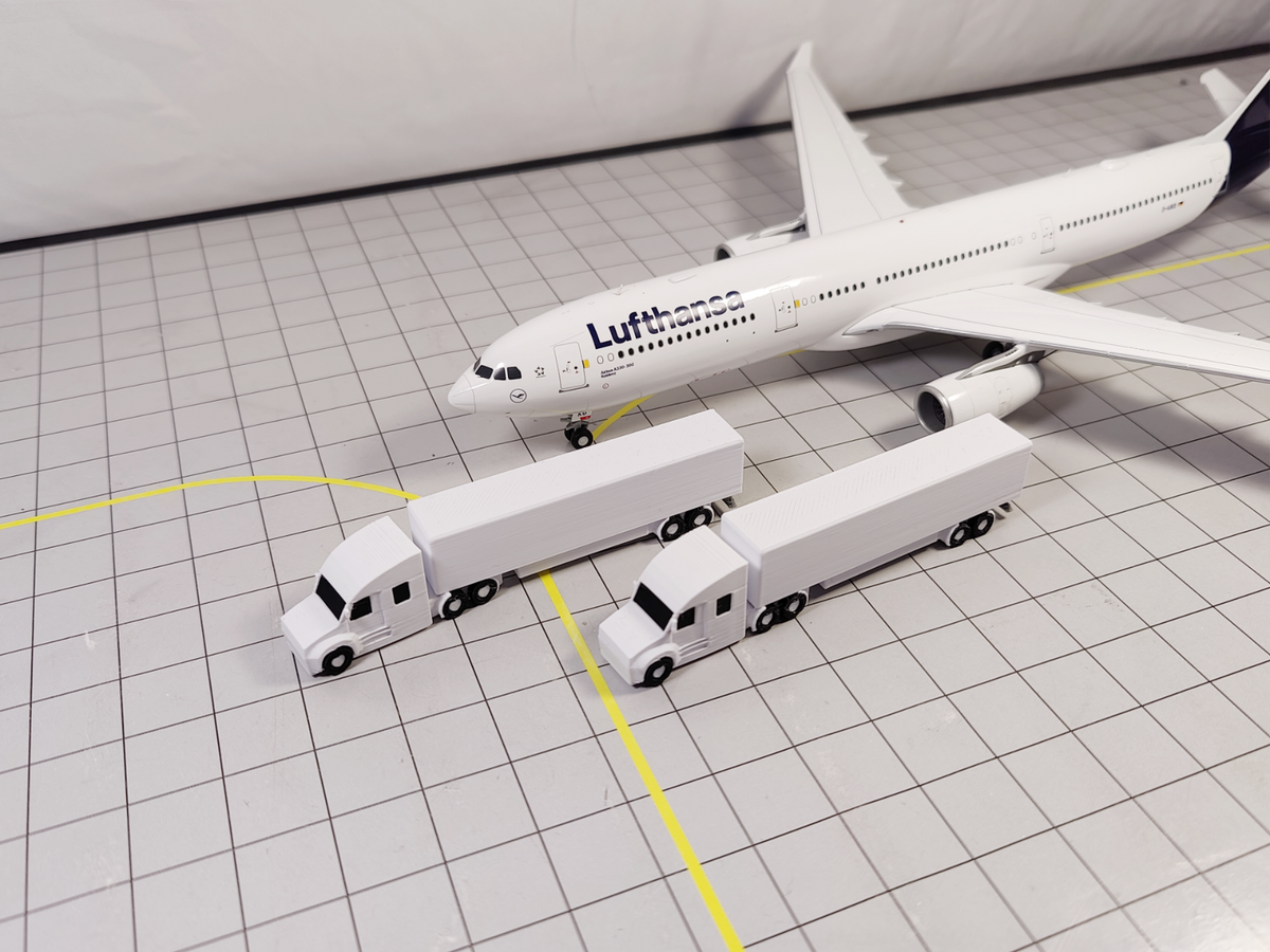 4x Trucks US style (Rotating) Airport GSE Service Vehicles 1:200 Scale Diorama