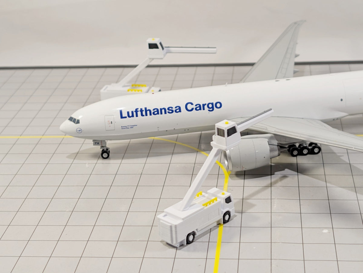 Aircraft De-icing Trucks (x4) Airport GSE Vehicles Diorama Scenery 1:200 Scale