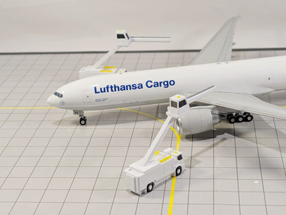 Aircraft De-icing Trucks (x4) Airport GSE Vehicles Diorama Scenery 1:200 Scale