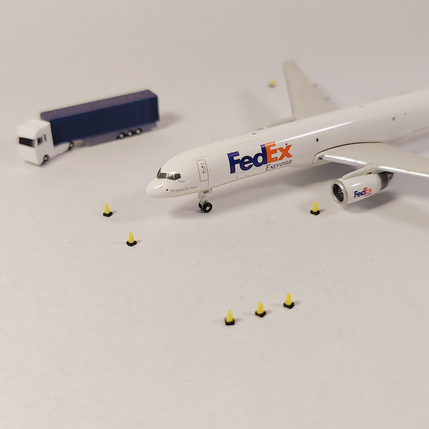 40x Yellow Airport Traffic Cones Aircraft GSE Vehicle Model 1:400 Scale Diorama
