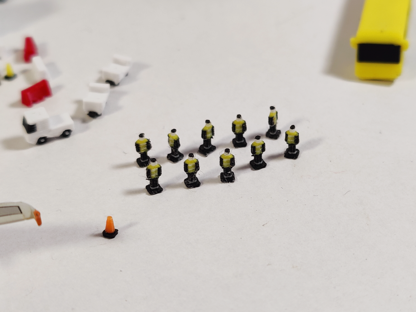 40x Airport Ground Crew/People Aircraft GSE Models 1:400 Scale Diorama