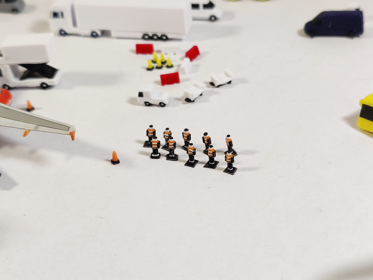 40x Airport Ground Crew/People Aircraft GSE Models 1:400 Scale Diorama