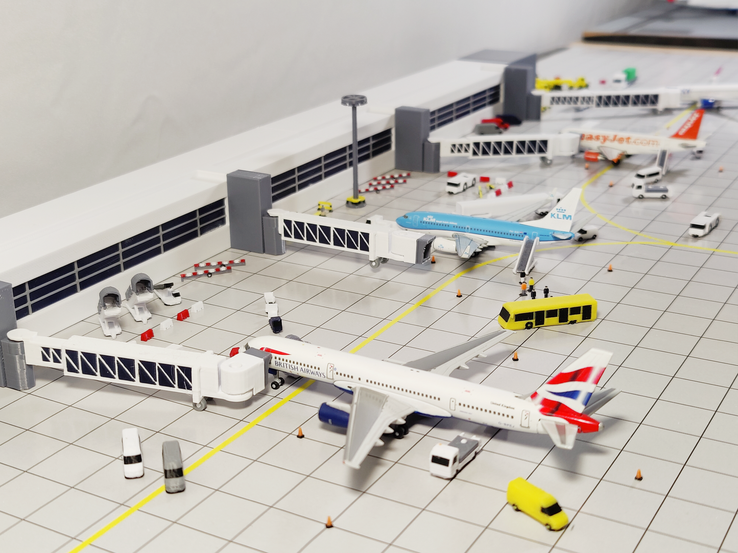 Regional Airport Terminal Building with Extending Bridges Model 1:400 Scale Diorama