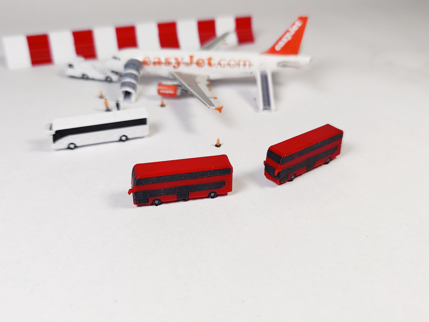 6x Double Deck Buses London Aircraft Airport GSE Set Models 1:400 Diorama
