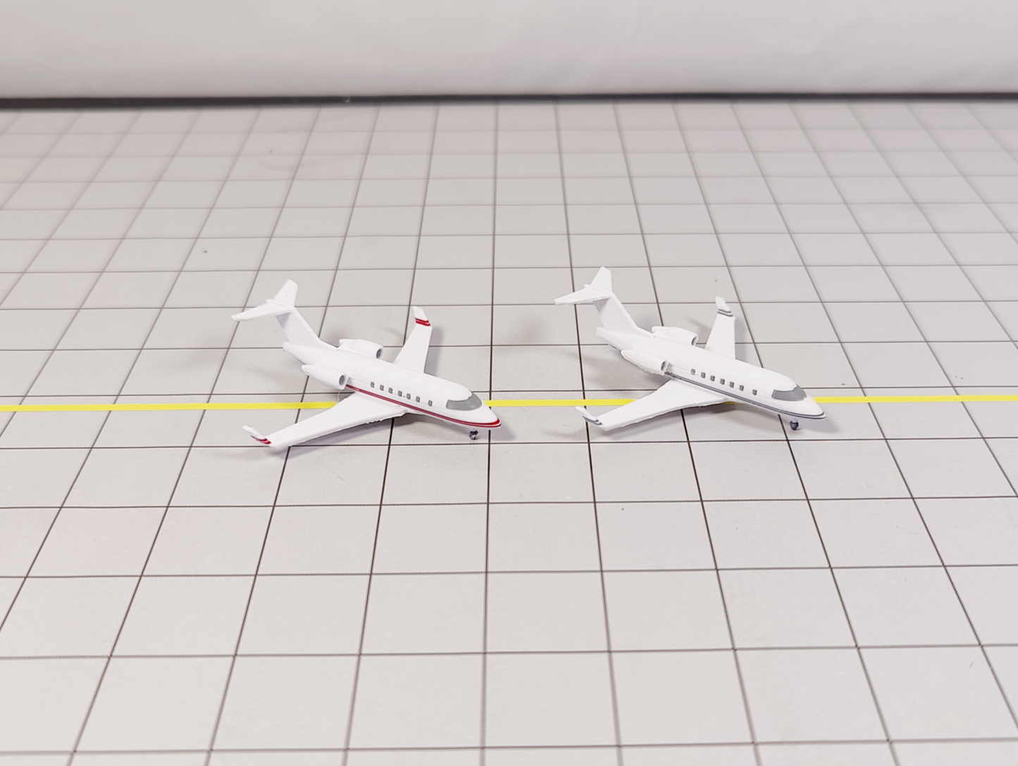 2x Bombardier Challenger CL-600 Business Private Jet Models 1:400 Scale Diorama