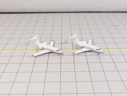 2x Bombardier Challenger CL-600 Business Private Jet Models 1:400 Scale Diorama