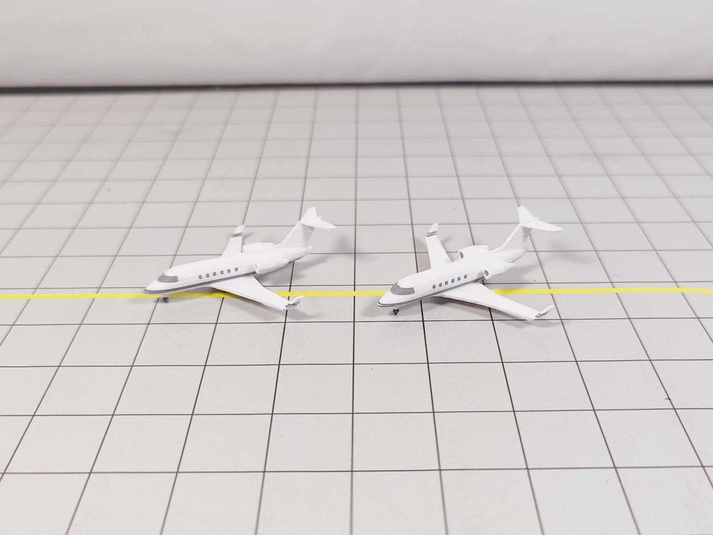2x Bombardier Challenger CL-600 Business Private Jet Models 1:400 Scale Diorama