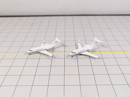 2x Bombardier Challenger CL-600 Business Private Jet Models 1:400 Scale Diorama