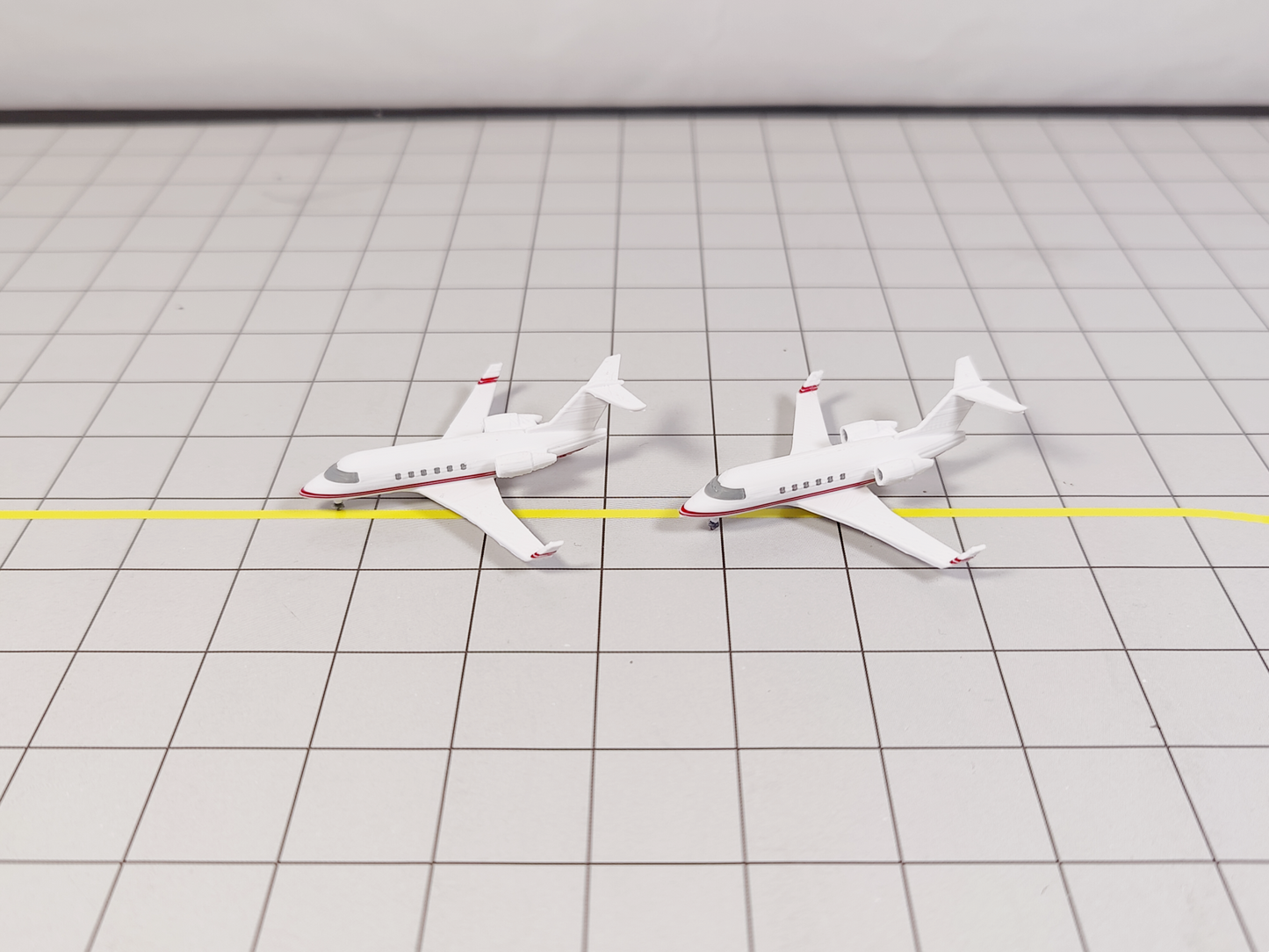 2x Bombardier Challenger CL-600 Business Private Jet Models 1:400 Scale Diorama
