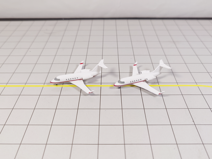 2x Bombardier Challenger CL-600 Business Private Jet Models 1:400 Scale Diorama