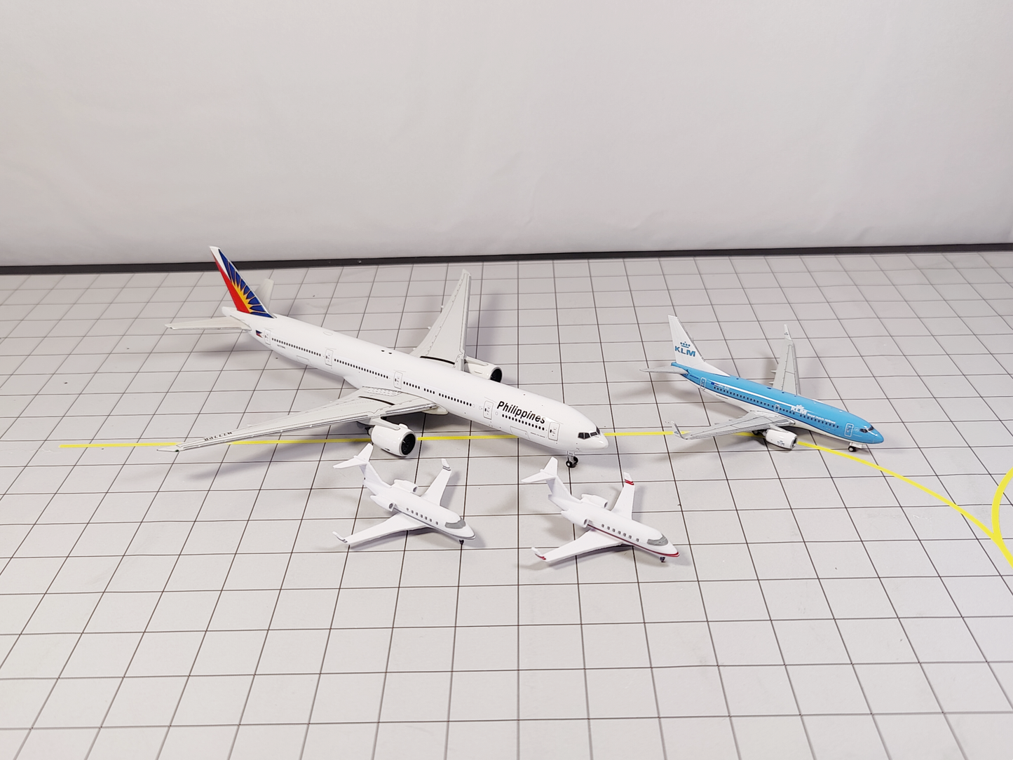 2x Bombardier Challenger CL-600 Business Private Jet Models 1:400 Scale Diorama