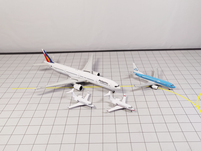 2x Bombardier Challenger CL-600 Business Private Jet Models 1:400 Scale Diorama