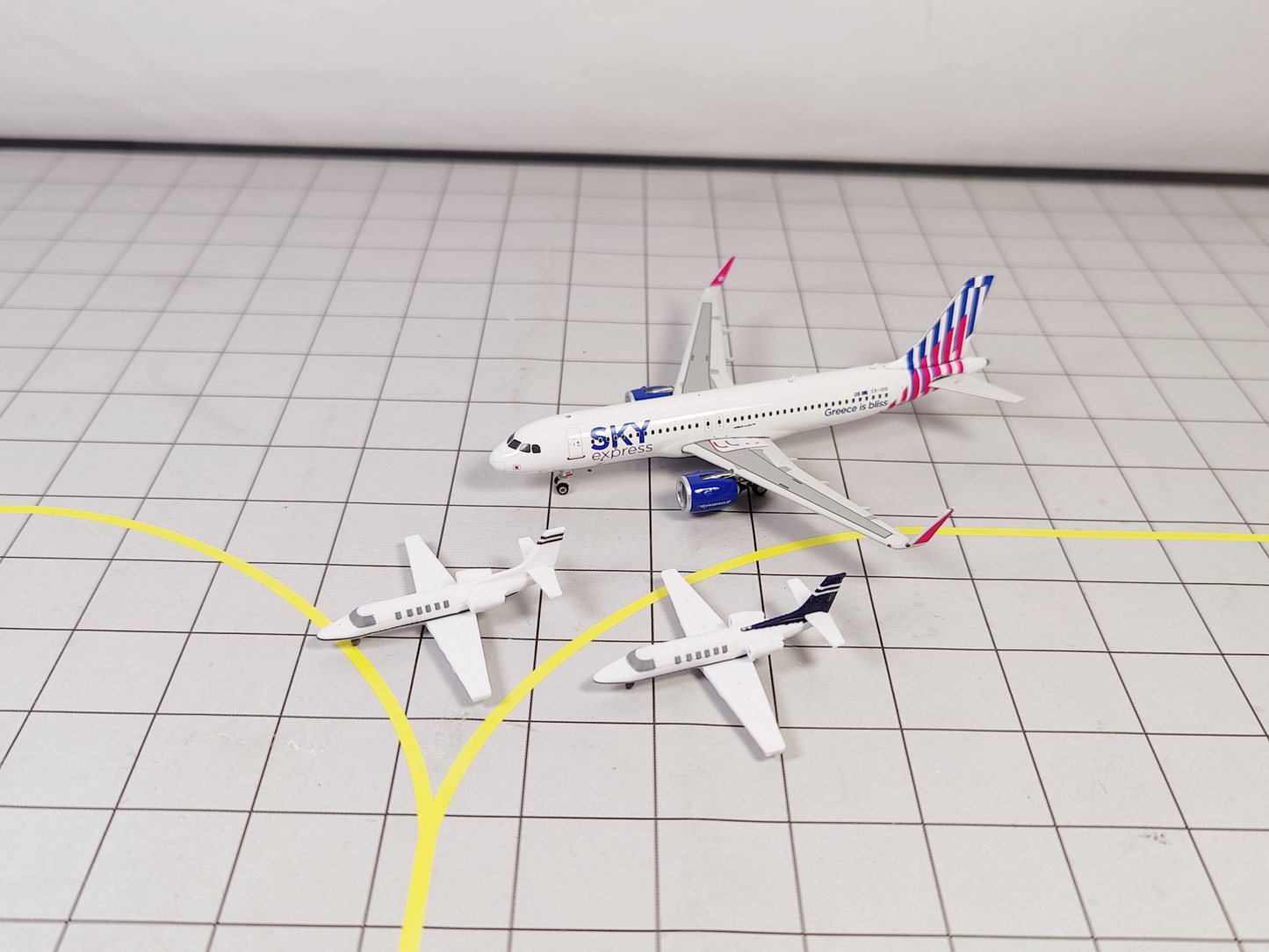 3x Cessna Citation 550 Business Private Jet Models 1:400 Scale Airport Diorama