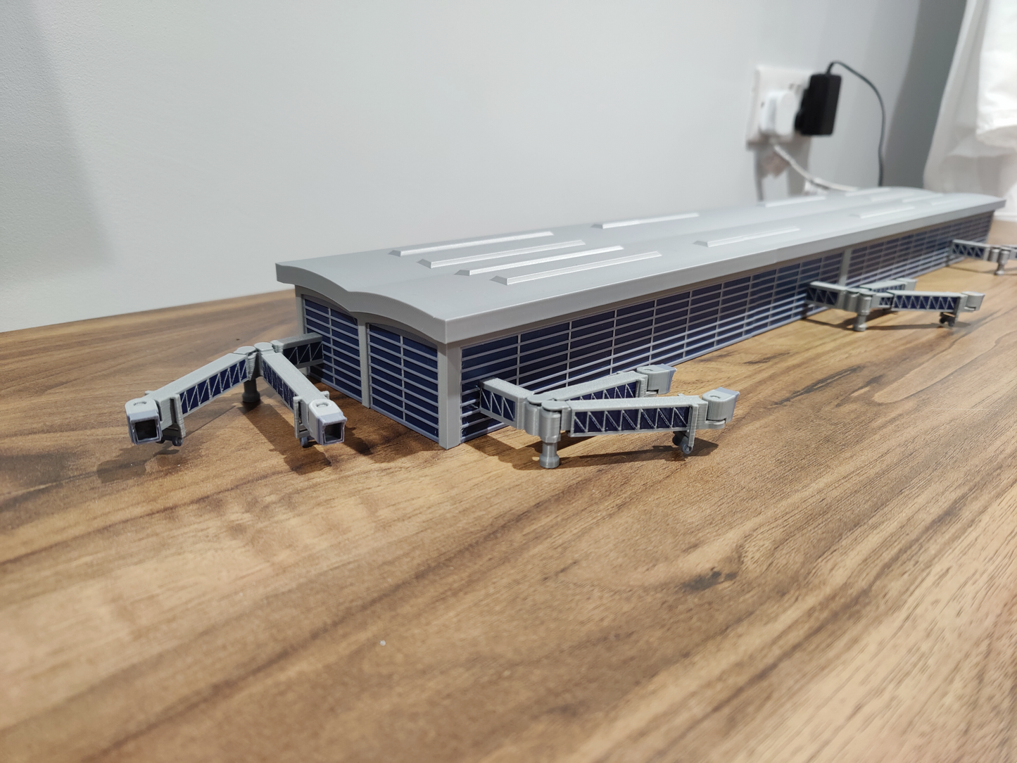 LARGE AIRPORT TERMINAL BUILDING (1:400 Scale) + EXTENDING BRIDGES Model Diorama