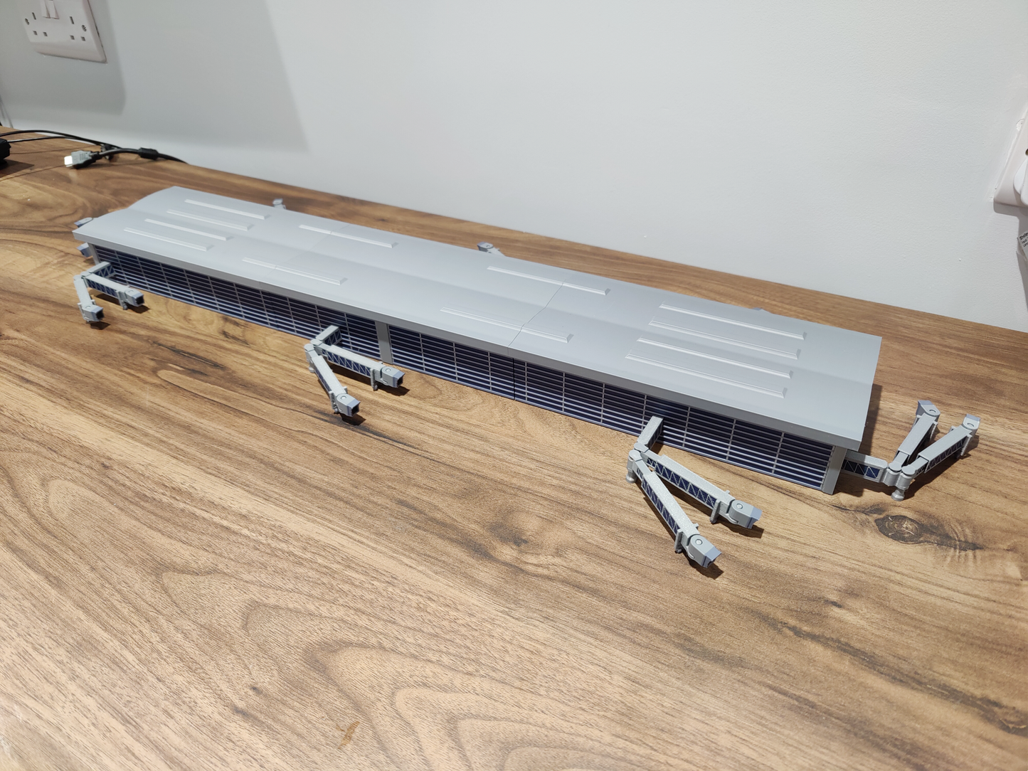 LARGE AIRPORT TERMINAL BUILDING (1:400 Scale) + EXTENDING BRIDGES Model Diorama
