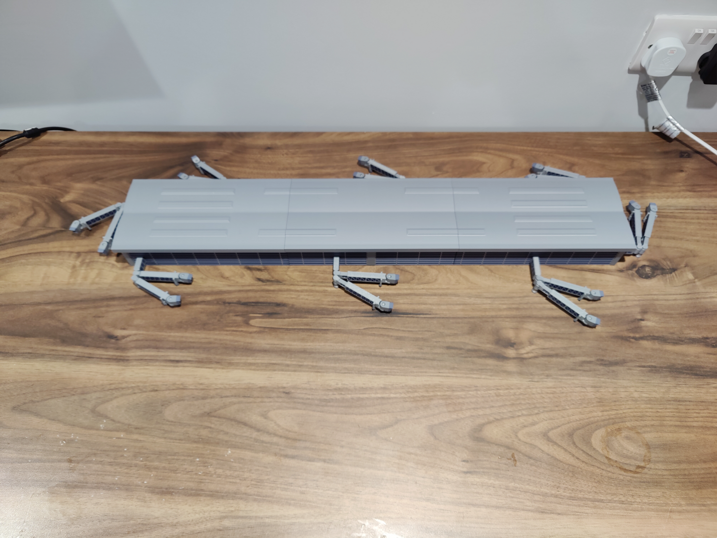 LARGE AIRPORT TERMINAL BUILDING (1:400 Scale) + EXTENDING BRIDGES Model Diorama