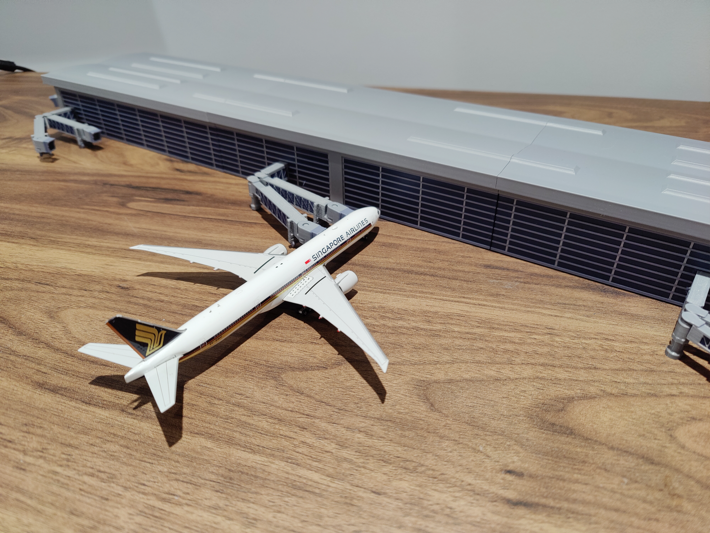 LARGE AIRPORT TERMINAL BUILDING (1:400 Scale) + EXTENDING BRIDGES Model Diorama