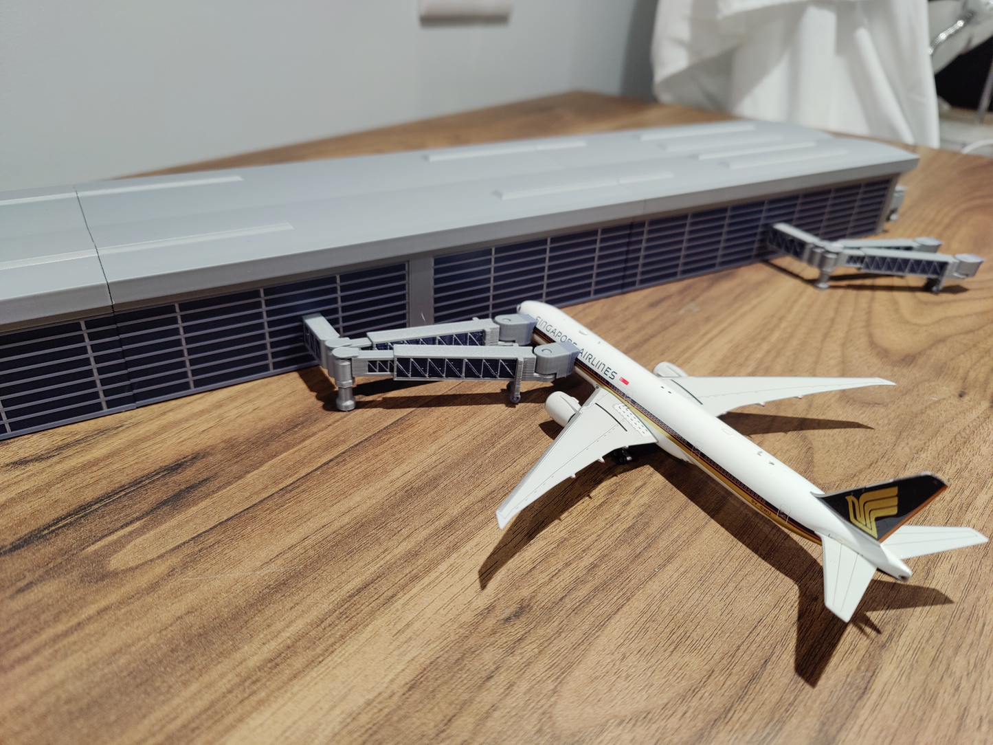 LARGE AIRPORT TERMINAL BUILDING (1:400 Scale) + EXTENDING BRIDGES Model Diorama