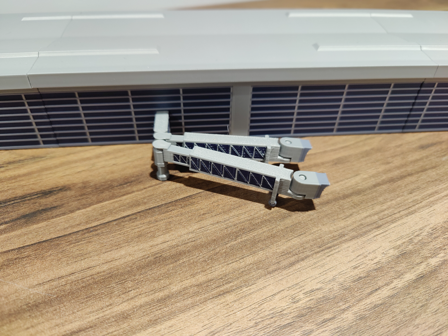 LARGE AIRPORT TERMINAL BUILDING (1:400 Scale) + EXTENDING BRIDGES Model Diorama