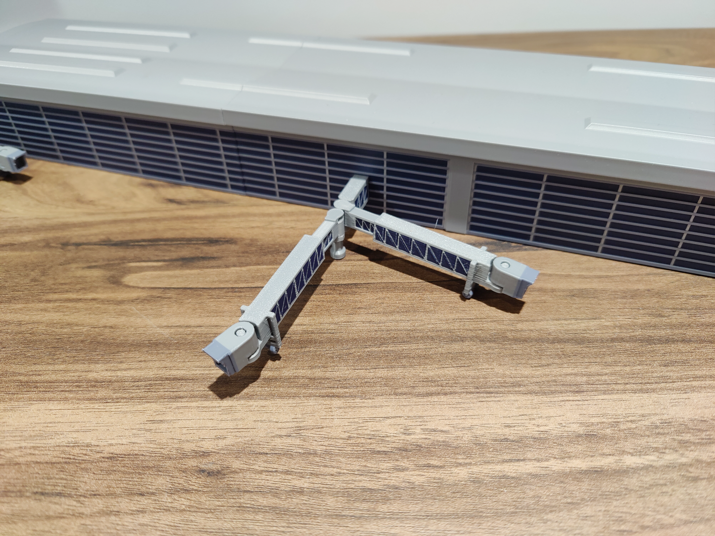 LARGE AIRPORT TERMINAL BUILDING (1:400 Scale) + EXTENDING BRIDGES Model Diorama
