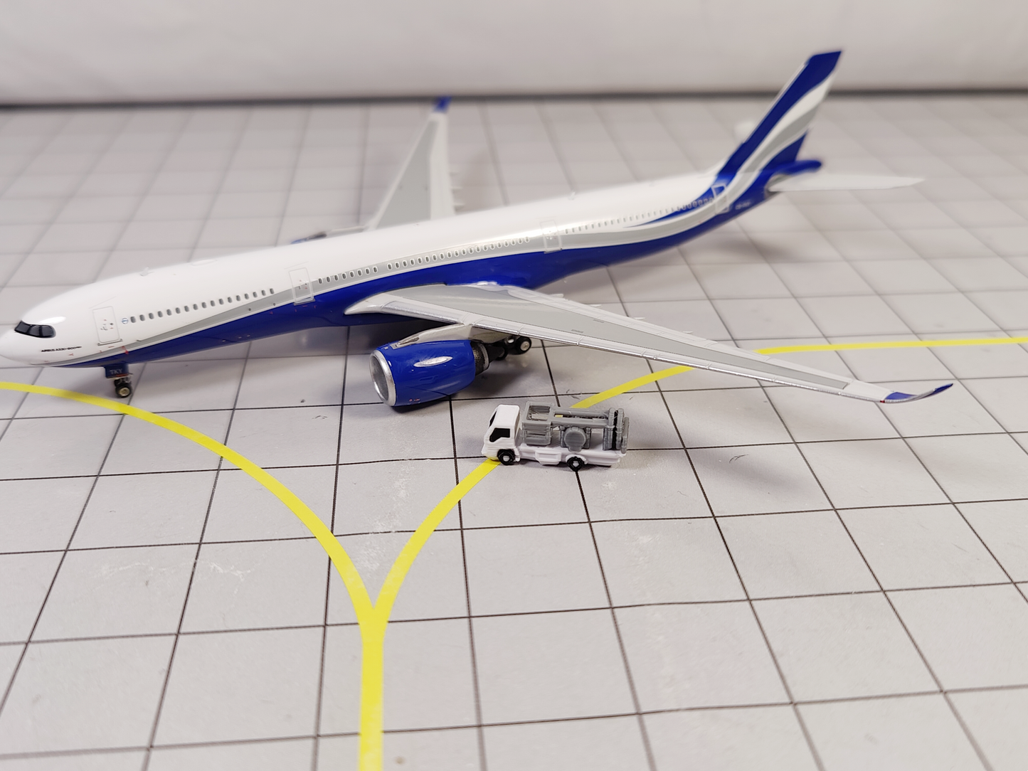 8x REFUELLING FUEL HOSE TRUCKS Airport GSE Service Vehicles 1:400 Scale Diorama