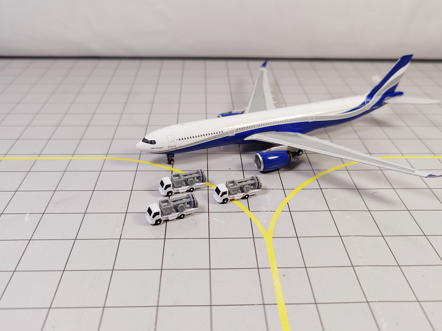 8x REFUELLING FUEL HOSE TRUCKS Airport GSE Service Vehicles 1:400 Scale Diorama