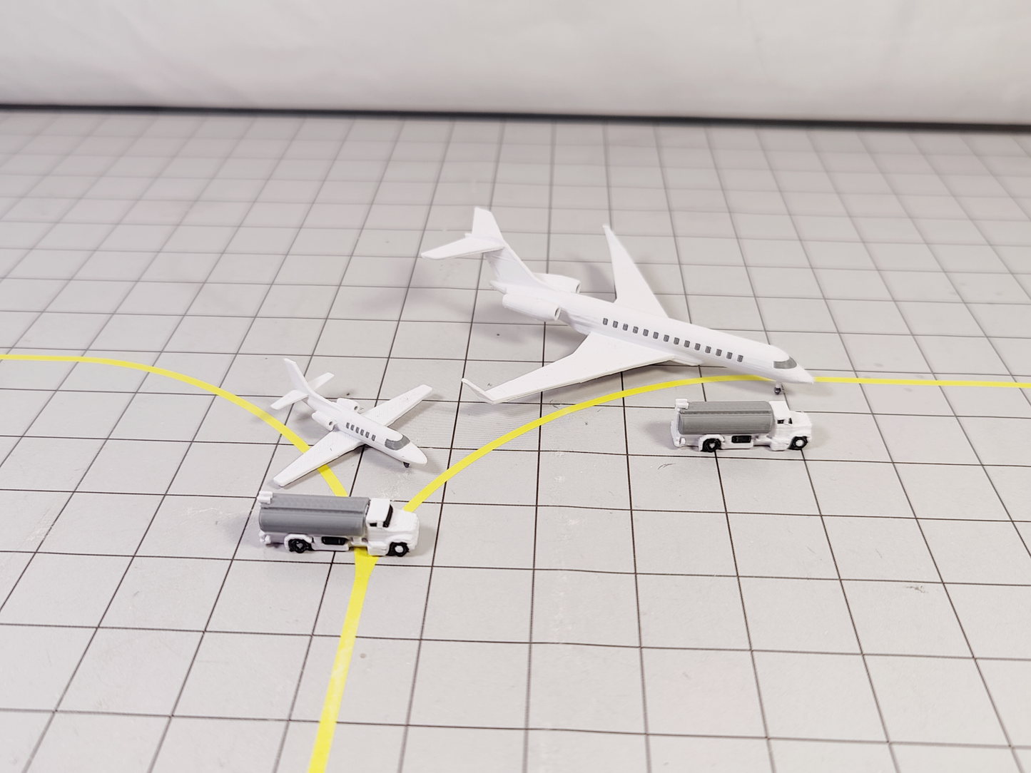 8x REFUELLING FUEL TRUCKS US Style Airport GSE Service Vehicles 1:400 Scale