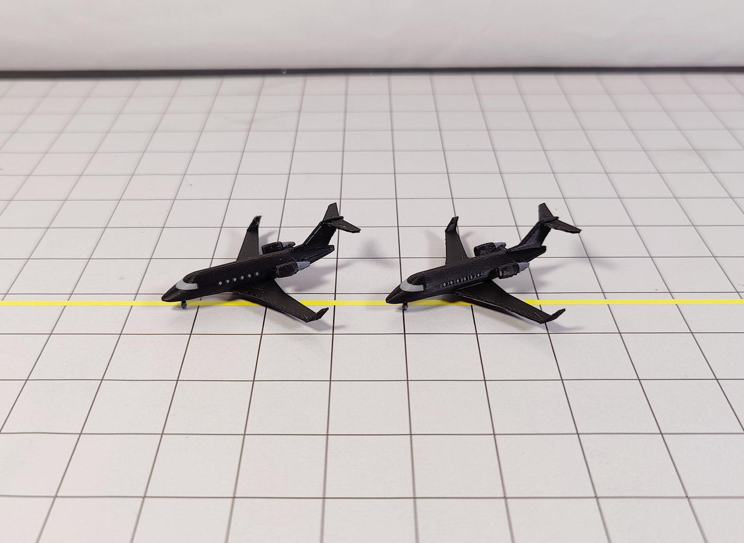2x Bombardier Challenger CL-600 Business Private Jet Models 1:400 Scale Diorama