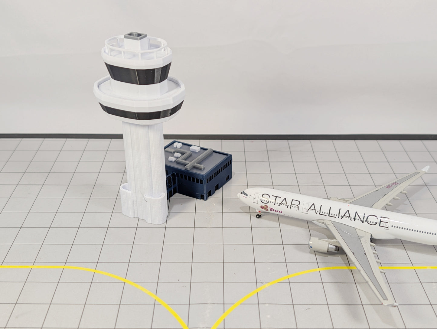 LONDON GATWICK AIRPORT ATC Air Traffic Control Tower 1:400 Scale Building Model