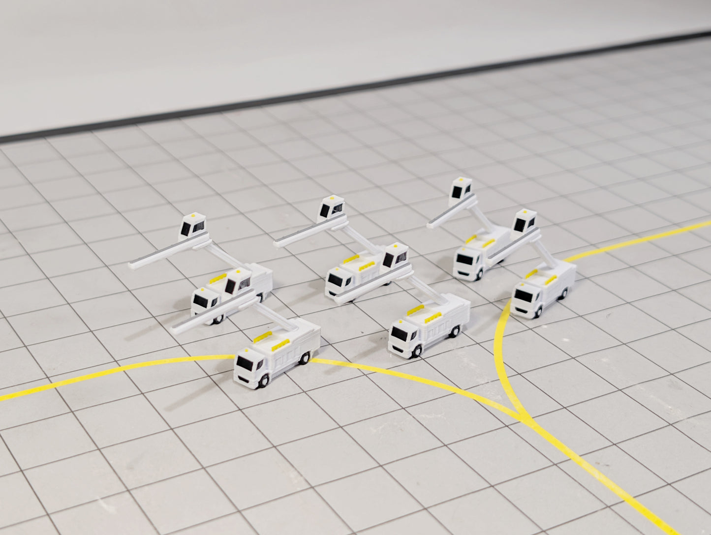 AIRCRAFT DE-ICING TRUCKS (x6) Airport GSE Vehicles 1:400 Scale Diorama Scenery