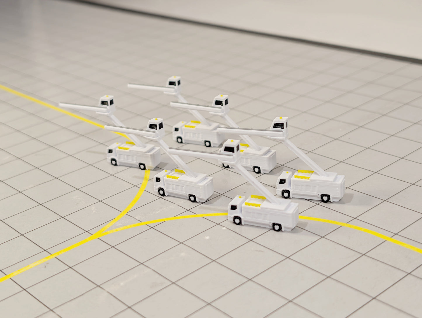 AIRCRAFT DE-ICING TRUCKS (x6) Airport GSE Vehicles 1:400 Scale Diorama Scenery