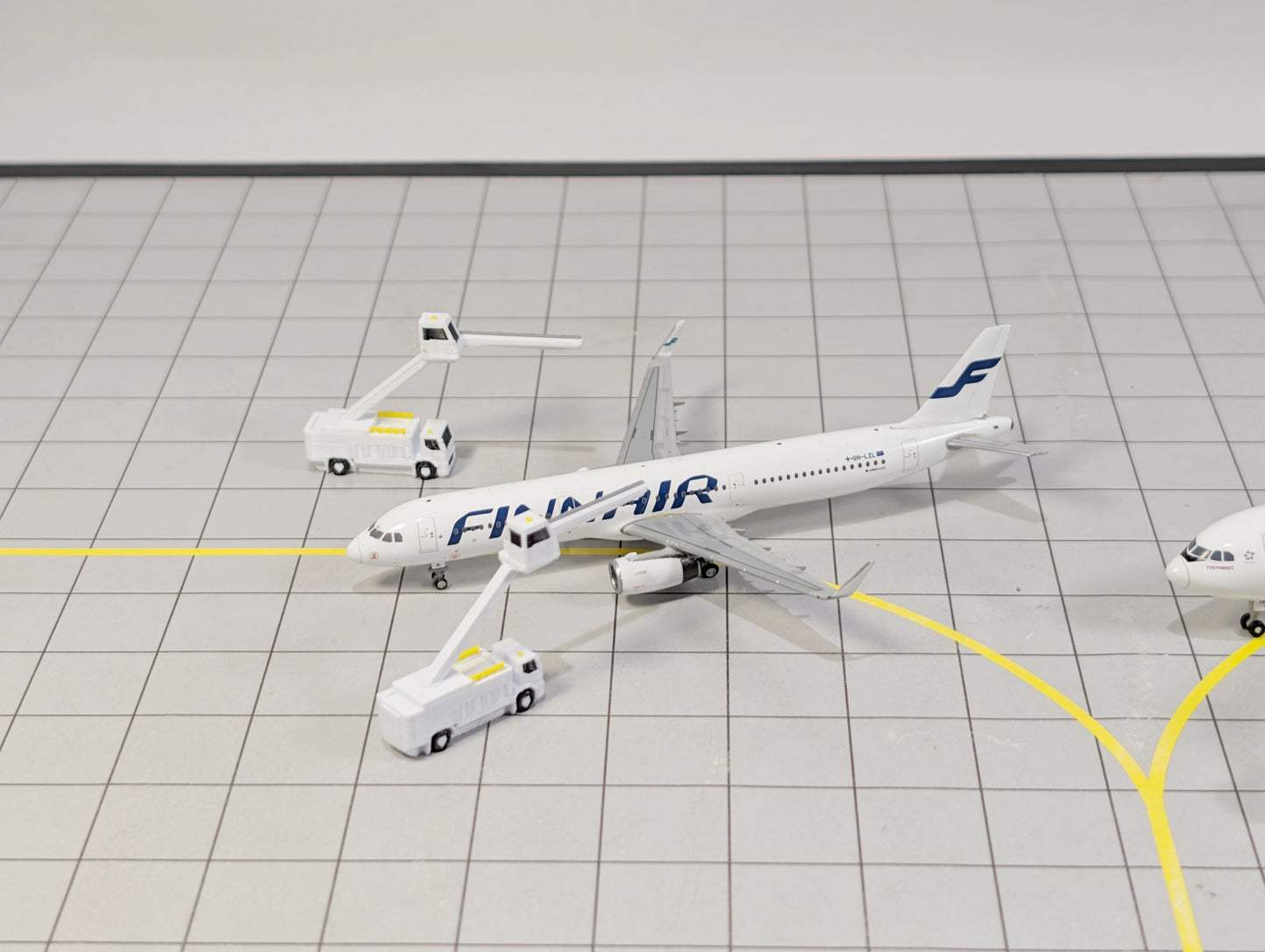 AIRCRAFT DE-ICING TRUCKS (x6) Airport GSE Vehicles 1:400 Scale Diorama Scenery