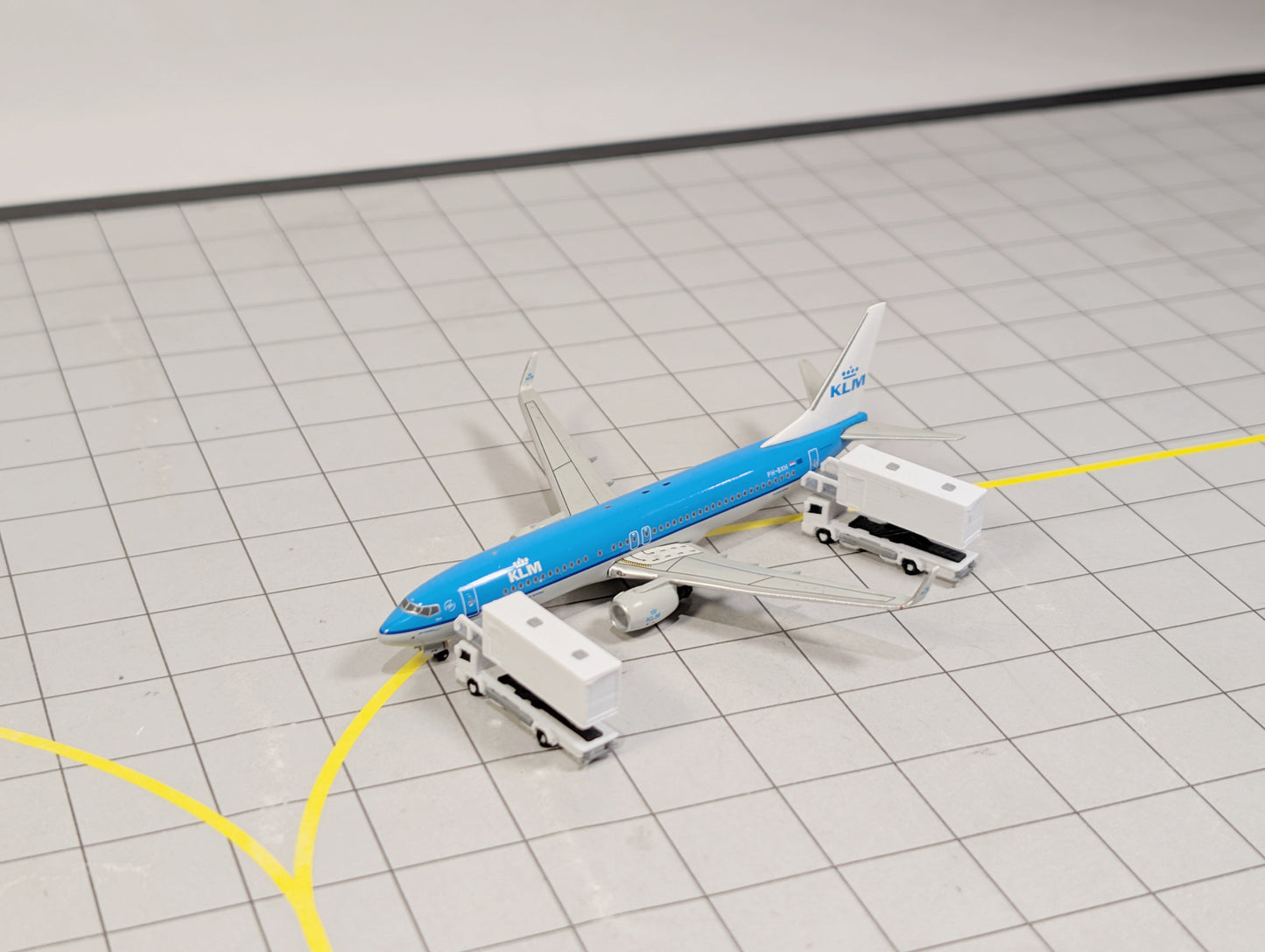 AIRPORT CATERING TRUCKS (x8) Aircraft GSE Vehicles 1:400 Scale - Choose Size