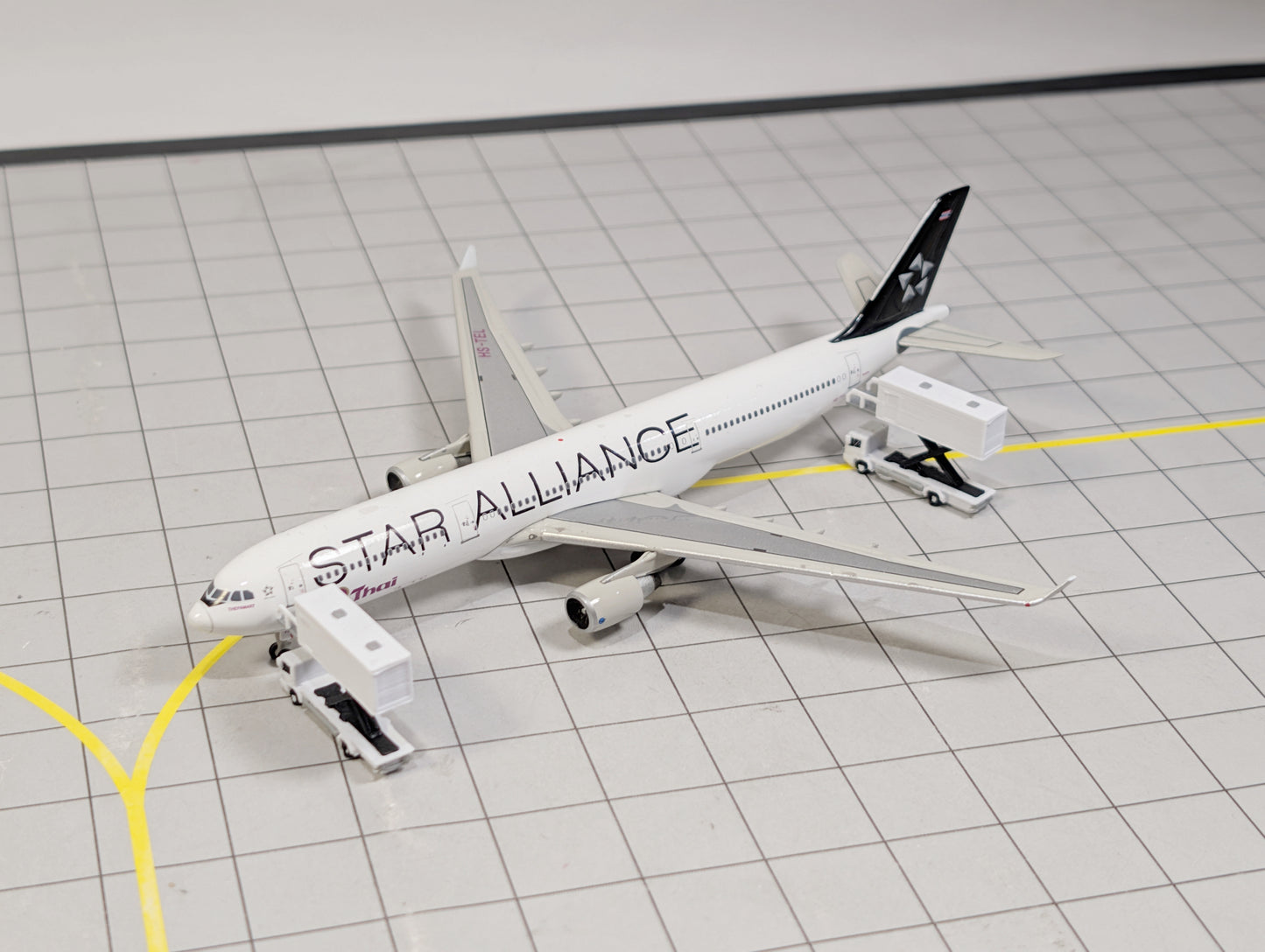 AIRPORT CATERING TRUCKS (x8) Aircraft GSE Vehicles 1:400 Scale - Choose Size