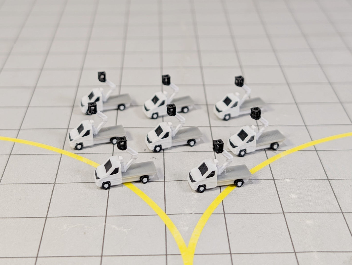 CHERRY PICKER GSE Lift Vans (x8) Airport Vehicles 1:400 Scale Diorama Scenery