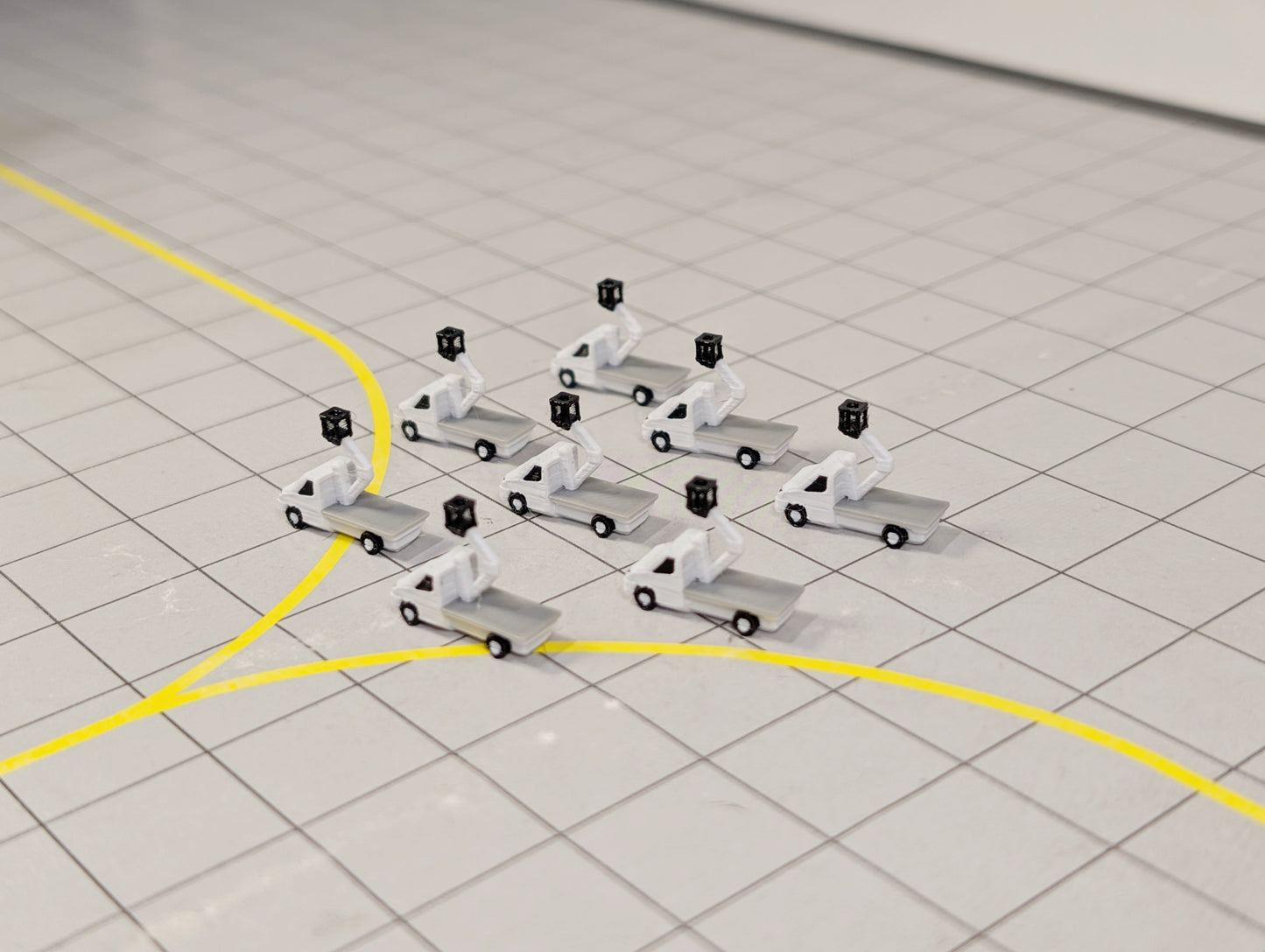 CHERRY PICKER GSE Lift Vans (x8) Airport Vehicles 1:400 Scale Diorama Scenery