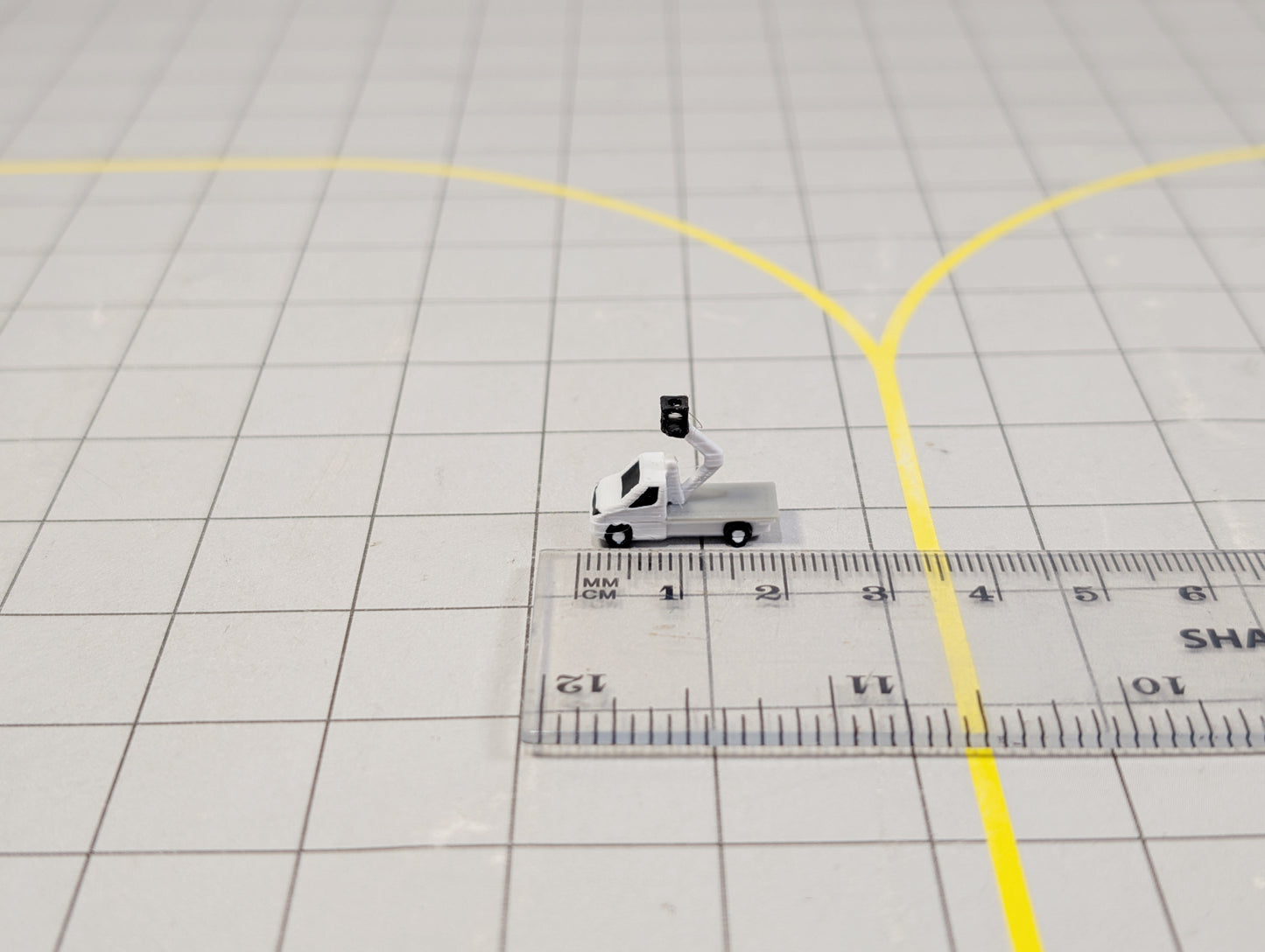 CHERRY PICKER GSE Lift Vans (x8) Airport Vehicles 1:400 Scale Diorama Scenery