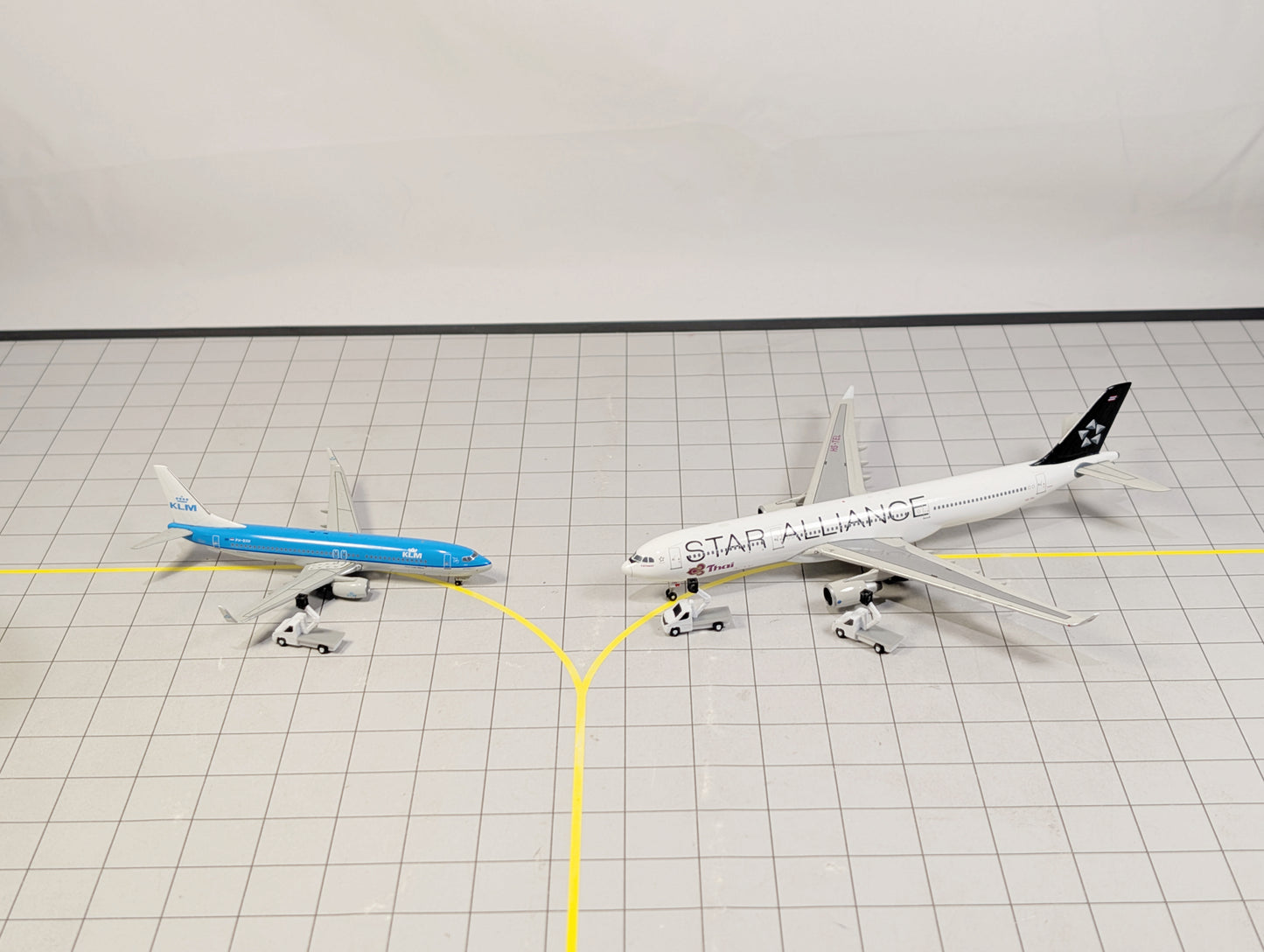 CHERRY PICKER GSE Lift Vans (x8) Airport Vehicles 1:400 Scale Diorama Scenery