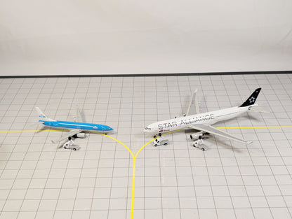 CHERRY PICKER GSE Lift Vans (x8) Airport Vehicles 1:400 Scale Diorama Scenery