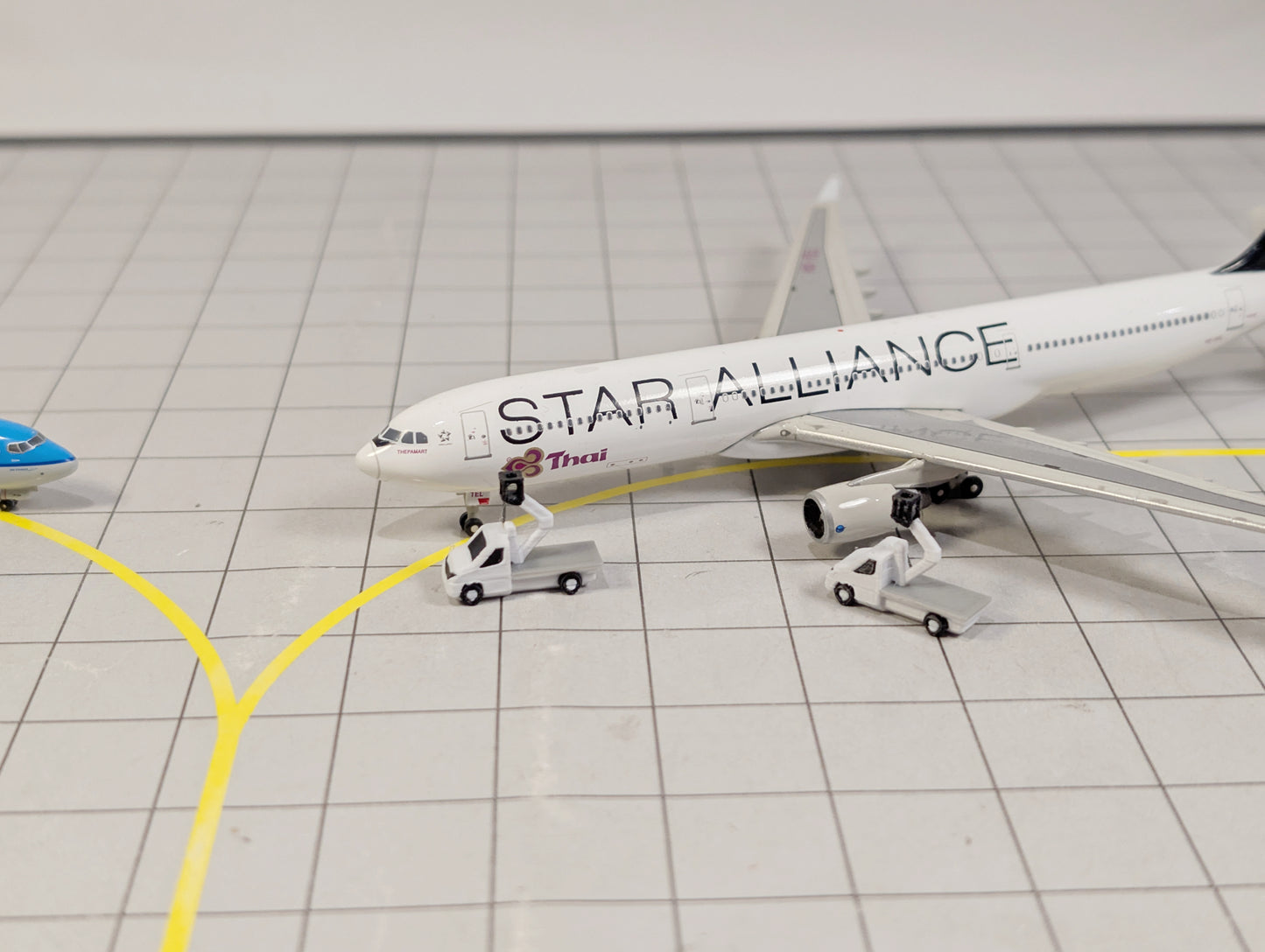 CHERRY PICKER GSE Lift Vans (x8) Airport Vehicles 1:400 Scale Diorama Scenery