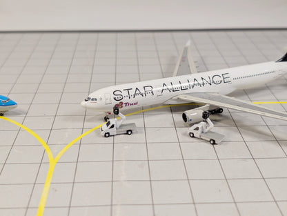 CHERRY PICKER GSE Lift Vans (x8) Airport Vehicles 1:400 Scale Diorama Scenery