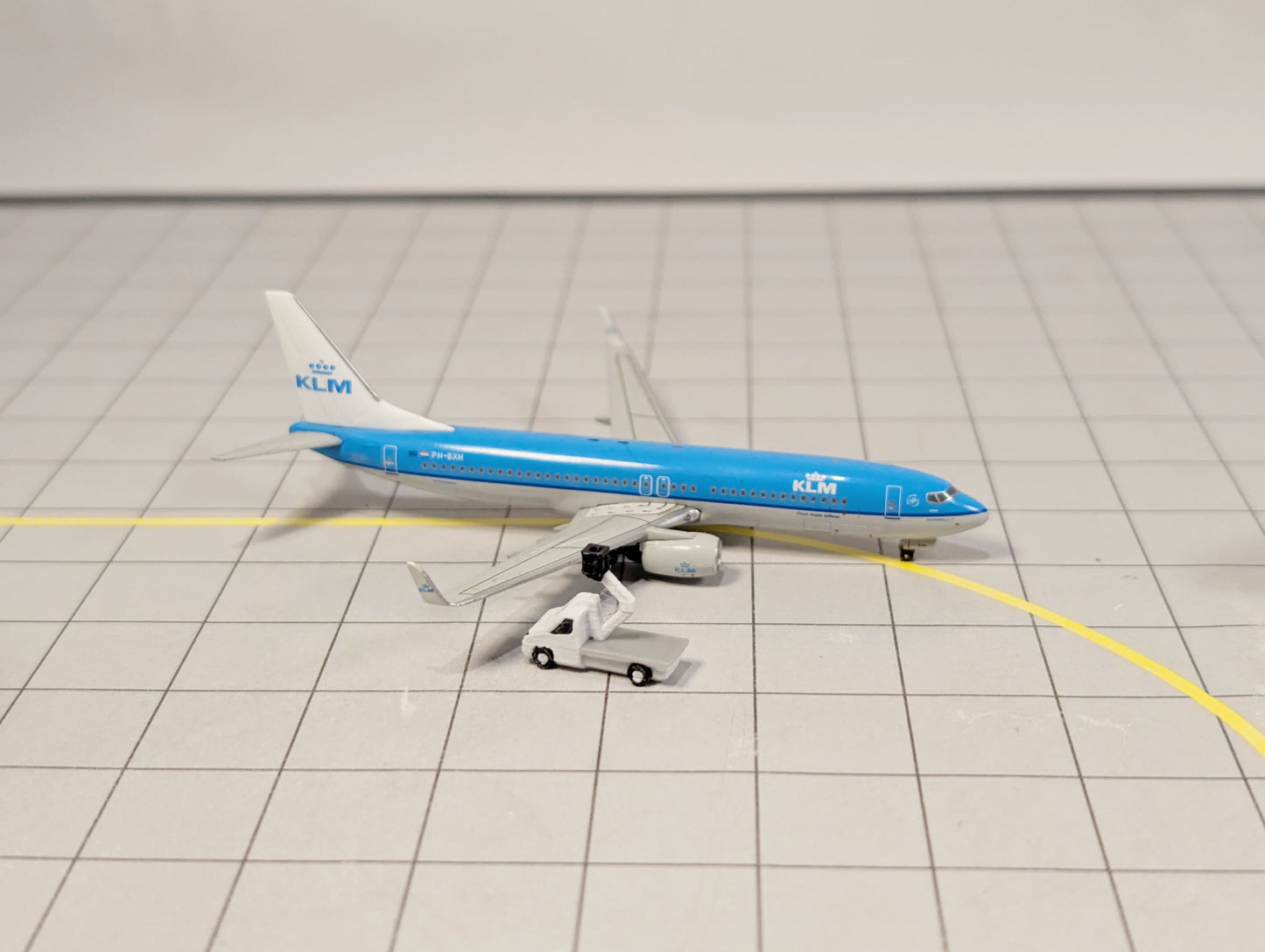 CHERRY PICKER GSE Lift Vans (x8) Airport Vehicles 1:400 Scale Diorama Scenery