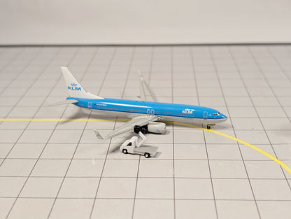 CHERRY PICKER GSE Lift Vans (x8) Airport Vehicles 1:400 Scale Diorama Scenery