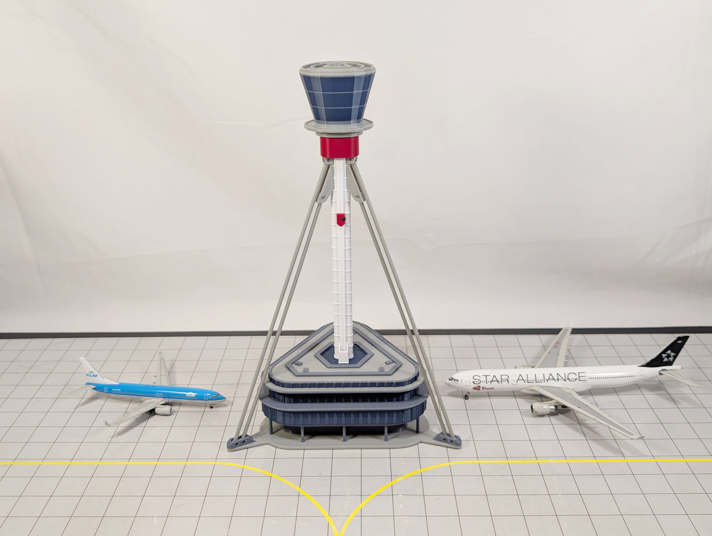 LONDON HEATHROW AIRPORT ATC Air Traffic Control Tower 1:400 Scale Building Model